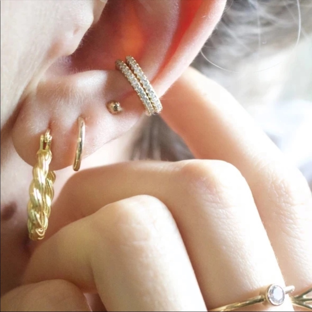 New Gorgeous Yellow Gold Plated Hoop Earrings - Picture 3 of 4